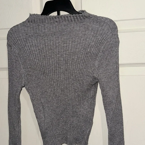 Gray Long Sleeve Cropped Sweater -SHEIN Medium- Bundles and Offers Welcome - Picture 2 of 3